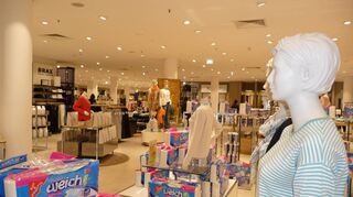 Blick ins ehemalige Modehaus Kuhn in Bad Mergentheim: Hier ist nun ein „Flagshipstore für Klopapier“ entstanden und werktags geöffnet.