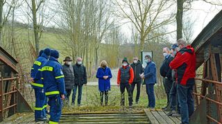 Gipfeltreffen am Weikersheimer Ufer: Bei dem Gespräch mit Verwaltungsspitze, Bürgervertretern, THW-Landespräsidentin und Hilfsorganisationen ging’s um die Abstimmung der nötigen Arbeiten für das Brückenprovisorium.