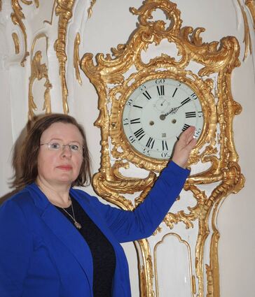 Schlossführerin Valentina Hoppe ist begeistert von einer Rokoko-Uhr aus der letzten Glanzzeit des Weikersheimer Schlosses. Einen solchen Zeitmesser hatte schon damals nicht jeder.