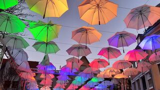 Die „Umbrella Street“ am Abend. Schon bald werden die Schirme endgültig zugeklappt.