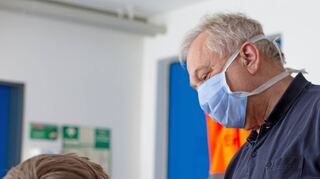 Der langjährige Betriebsarzt Dr. Winfried Imminger testet einen Mitarbeiter bei ebm-papst.