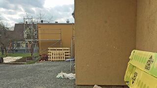 Blick ums Eck an der Bauernhalle Schäftersheim: Hier hat sich im Bereich der Sanitäranlagen bereits einiges getan.