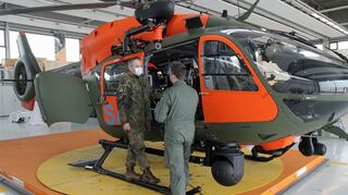 Besonderes Interesse hatte der Heeresinspekteur am neuen Such- und Rettungshubschrauber.