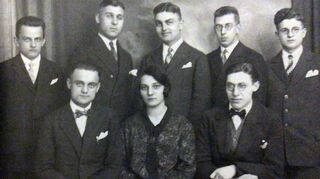 Diese acht Schüler machten 1928 als zweiter Jahrgang am Burghardt-Gymnasium in Buchen ihr Abitur. Ein Jahr zuvor legten drei Schüler als erste am BGB das Abitur ab – bis heute einer der Höhepunkte der Schulgeschichte.
