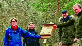 Bei der Übergabe der Fledermauskästen: Monika Becker, Sandra Hannig, Alexander Ille und Markus Gurrath (von links).