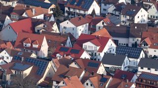 Viel Potenzial für Photovoltaik gibt es auf Hausdächern.