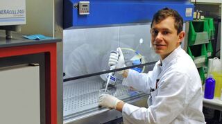 Dr. Florian Kleefeldt in den Labors des Instituts für Anatomie und Zellbiologie der Julius-Maximilians-Universität Würzburg.