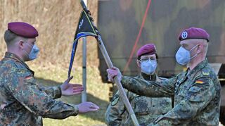 Beim Übergabeappell (von rechts): Brigadegeneral Pfeifer, die scheidende Kompanie-Chefin Oberstleutnant Carolin Bongartz sowie ihr Nachfolger Hauptmann Steffen Knehr.
