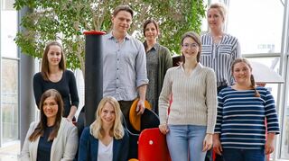 Das Team der Interdisziplinären Frühförderstelle im Caritas-Krankenhaus Bad Mergentheim ist hoch motiviert: (hintere Reihe von links) Tanja Göller, Martin Steinruck, Julia Zaffran, Katharina Brand; (vordere Reihe): Sina Vogel, Hannah Herzer, Lisa-Marie Wagner, Lisa Häfner (alle Mitarbeitenden werden regelmäßig auf Corona getestet).