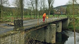 Letzter Blick auf die alte Tauberbrücke: Der Mitarbeiter einer Fachfirma hat am Montag bereits das historische Geländer entfernt.