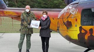 Am SAR-Kommando in Holzdorf (Brandenburg) fand der Wechsel von UH-1D auf H145 im Beisein von Verteidigungsministerin Annegret Kramp-Karrenbauer statt. Im Bild die Politikerin mit Oberst Peter Göhringer vor dem „Goodbye Huey“ mit Sonderlackierung.