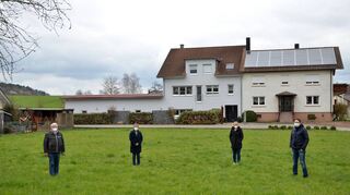 Auf dieser Freifläche in der Rinschheimer Straße könnte der Nachbarschaftdorfladen entstehen. Mitglieder aus „Team Grau“ stellten bei einem Gespräch mit den FN das Projekt vor. Das Bild zeigt (von links): Reinhold Goiser, Uschi Volk, Ortsvorsteherin Daniela Gramlich und den stellvertretenden Ortsvorsteher Jürgen Türschel.