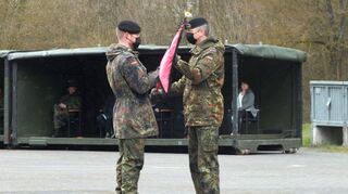 Der Kommandeur des Panzerbataillons 363, Oberstleutnant Pane, überreichte dem Kompaniechef, Major Schmitt, den Kompaniewimpel.
