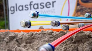 Insgesamt 135 Millionen Euro will die Firma BBV Deutschland kreisweit in die innerörtliche Breitbanderschließung investieren. Beim Ausbau der Internetinfrastrukturen wird dabei komplett auf Glasfaser gesetzt. Im Assamstadter Gemeinderat wurden die Pläne jetzt vorgestellt und erläutert, die anderen Bürgerparlamente im Main-Tauber-Kreis folgen in den kommenden Wochen.