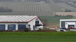 Der Standort Königshofen des Autohauses Lademann wird erweitert. Neben der VW-Vertriebsniederlassung (rechts) wird ein Handel für Neu- und Gebrauchtwagen etabliert.