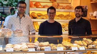 Sie haben die „Bäcker AI“ für mehr Nachhaltigkeit und Verfügbarkeit von Backwaren entwickelt (von links): Franz Seubert, Dr. Jan Mellers und Dr. Fabian Taigel.