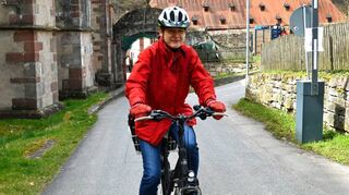 Sowie es das Wetter zulässt, fährt Claudia Wieland mit dem Rad zur Arbeit nach Bronnbach. Auch sie nahm am Fahrradklima-Test des ADFC teil.