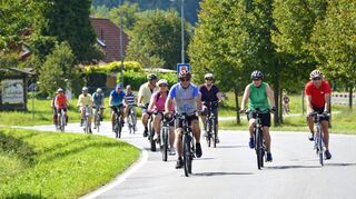 Radfahren gehört rund um Wertheim zu einer der beliebtesten Freizeitbeschäftigungen – sowie hier beim Autofreien Sonntag nahe Reicholzheim. Beim Fahrradklima-Test allerdings geht es um die Alltagstauglichkeit der Verbindungen und Radwege. Und da schnitt Wertheim gar nicht so schlecht ab. Bilder: Heike Barowski