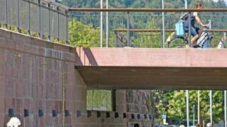 Weil die Überquerung schwierig ist, fahren viele Radler unterhalb der Tauberbrücke.