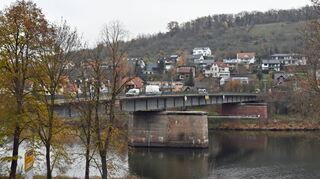 Die Mainbrücke zwischen Kreuzwertheim und Wertheim soll durch einen Neubau ersetzt werden. Baubeginn könnte laut Thoma 2026 sein.