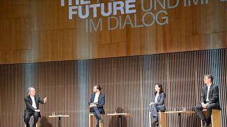 Live-Übertragung der Diskussionsrunde aus der Weikersheimer Tauberphilharmonie (von links): Prof. Dr. Klaus Mainzer, Moderator Benedikt Hofmann, Dr. Julia Duwe und Dr. Bertram Hoffmann.