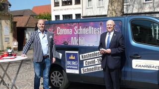 Freuen sich gemeinsam über das neue Schnelltest-Mobil (von links): Apotheker Stefan Dietz, Oberbürgermeister Udo Glatthaar und Elmar Fahrbach vom gleichnamigen Autohaus.