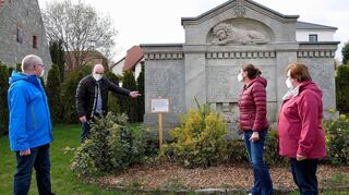 Bürgermeister Gunther Ehrhardt (Zweiter von links) bespricht sich mit den Gemeinderäten Rainer Künzig, Dr. Petra Steinbach und Doris Krämer (von links) über das weitere Vorgehen.