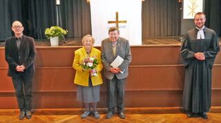Nach der Ehrung (von links): Bezirkskantor Hyun-Soo Park, Eva und Friedhelm Bräuer und Pfarrer Markus Keller.