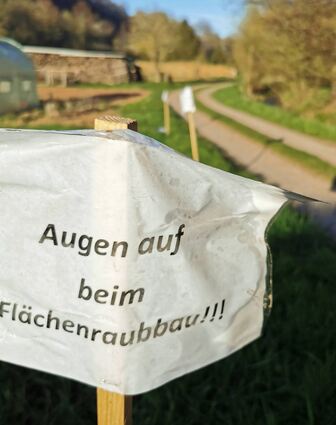 Seit einiger Zeit stehen am Wegrand zwischen Dietenhan und Kembach solche Schilder, die den Radwegausbau kritisieren. Wer hinter dieser Aktion steckt, ist bislang unbekannt.