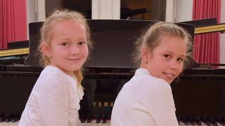 Einen ersten Platz gab es im Musikwettbewerb für Carina Guskow (links) und Greta Schilling: In der Wertung „Klavier vierhändig“ erreichten die beiden 24 Punkte.