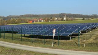 Eine Menge Module: Rund um Niederstetten wird immer mehr Strom aus Sonnenenergie erzeugt (im Bild eine Photovoltaik-Anlage bei Wildentierbach). Im Jahre 2019 zählte die Netze BW GmbH als Netzbetreiber bereits 549 Solaranlagen, die im Stadtgebiet Niederstetten Strom einspeisten.