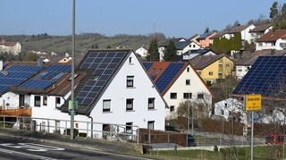 O sole mio: Die Zahl der Photovoltaik-Anlagen auf Hausdächern wächst. Hier Beispiele aus Niederstetten.