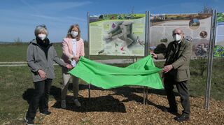 Ulrike Möck, Regierungspräsidium Stuttgart, Anette Schmidt, Bürgermeisterin Stadt Tauberbischofsheim und Udo Fehringer, Nabu-Gruppe Tauberbischofsheim(von links) enthüllen die Infotafeln im Naturschutzgebiet „Brachenleite“.