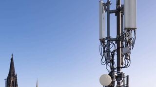 Das Beispielbild zeigt eine neue 5G-Antenne von O2 (Telefonica) in Köln. Im Hintergrund ist der Kölner Dom zu sehen.
