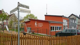 Auch der Kindergarten in Löffelstelzen (Bild) soll erweitert werden. Der Anbau (vorne) wird aufgestockt.