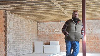 Jens Müller auf der stillgelegten Baustelle in seinem Haus im Hofgarten.