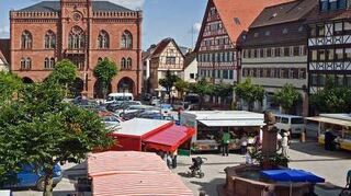 Blick auf den Marktplatz, im Hintergrund das Rathaus der Stadt.