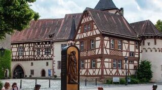 Der Brunnen vor dem Kurmainzischen Schloss.