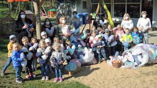 Erzieherinnen und Kinder des katholischen Kindergartens St. Franziskus Weikersheim beteiligten sich mit 180 Herzkissen an der großen Benefizaktion von Schloss Weikersheim für Brustkrebs-Patientinnen. Unser Bild zeigt die Übergabe an Organisatorin Carola Rollmann und Schlossverwalterin Monika Menth.