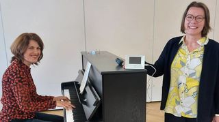 Freuen sich über die gemeinsamen Erfolge: Musikschulleiterin Fedra Blido am vom Förderverein der Musikschule neu angeschafften Schimmelklavier und Vereinsvorsitzende Martina König, die ein CO-Messgerät präsentiert.