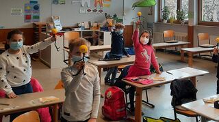 Stolz sind die Kinder der ersten Klassen der Grundschule an der Alten Steige auf ihre eigenen „Klaro“-Figuren.