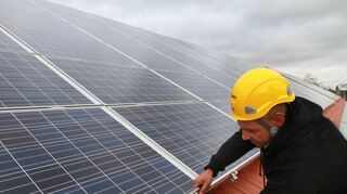 Eine neue Solaranlage auf einem Hausdach liegt derzeit im Trend. Die Energieagentur Main-Tauber-Kreis warnt davor, an der Haustür ohne umfassende Beratung und ohne einen Preisvergleich einen Vertrag zur Installation einer Anlage abzuschließen.