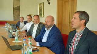 Bürgermeister-Stellvertreter und Listensprecher auf der Ratsseite des Beratungstischs (von links): Georg Keim, Roland Landwehr, Ulrich Roth, Klaus Lahr und Harald Dietz, der erste stellvertretende Bürgermeister von Niederstetten.