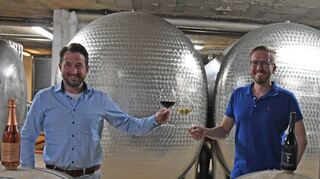 Gleich sieben Goldmedaillen gab es für die edlen Tropfen der Becksteiner Winzer bei der „Berliner Wein Trophy“. Stolz auf diesen Erfolg sind Kellermeister Florian Döller (rechts) und Geschäftsführer Michael Braun.