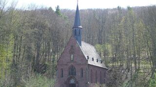 Lohnenswert ist der Besuch der Wallfahrtskapelle Liebfrauenbrunn zwischen Werbach und Werbachhausen.