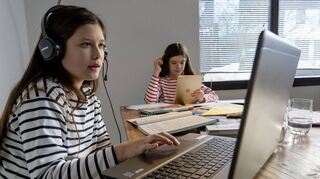 Die Corona-Pandemie hat dafür gesorgt, dass Kinder und Jugendliche noch mehr Zeit am Bildschirm verbringen und Bewegungsmangel haben.