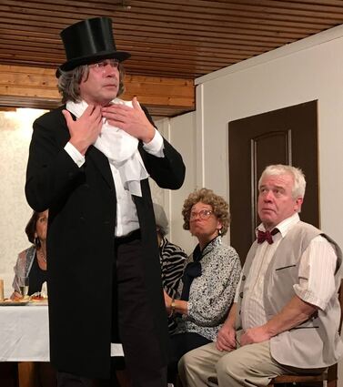 Ganz in seinem Element als Schauspieler: Gerold Künzig (links) 2017 als älterer Tenor in der Aufführung des Stücks „Immer diese Schwiegermütter“.
