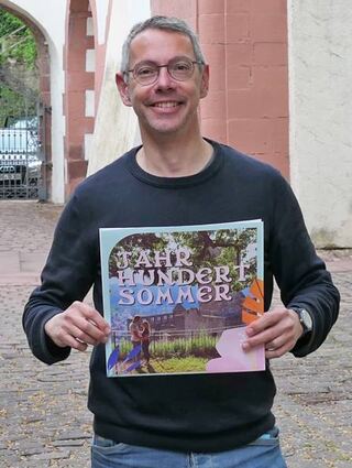 Burgmanager Christian Schlager stellt das Programm vor.