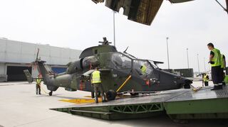 Das Niederstettener Regiment unterstützt mit NH-90-Hubschraubern den Afghanistan-Einsatz. Jetzt wird das schwere Gerät nach und nach wieder gen Heimat gebracht. Das Bild zeigt die Verladung eines „Tiger“-Helikopters.