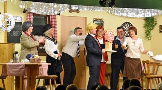 Für große Begeisterung beim Publikum und ein volle Haus sorgt die Laientheatergruppe aus Schönfeld bei ihren Auftritten.